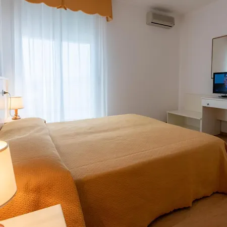 Готель Parigi 3*